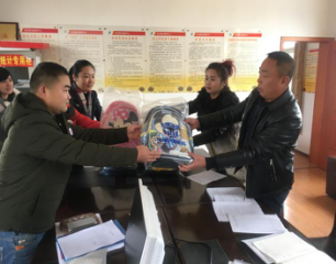 qmh球盟会团委组织“精准扶贫 关爱留守儿童”活动