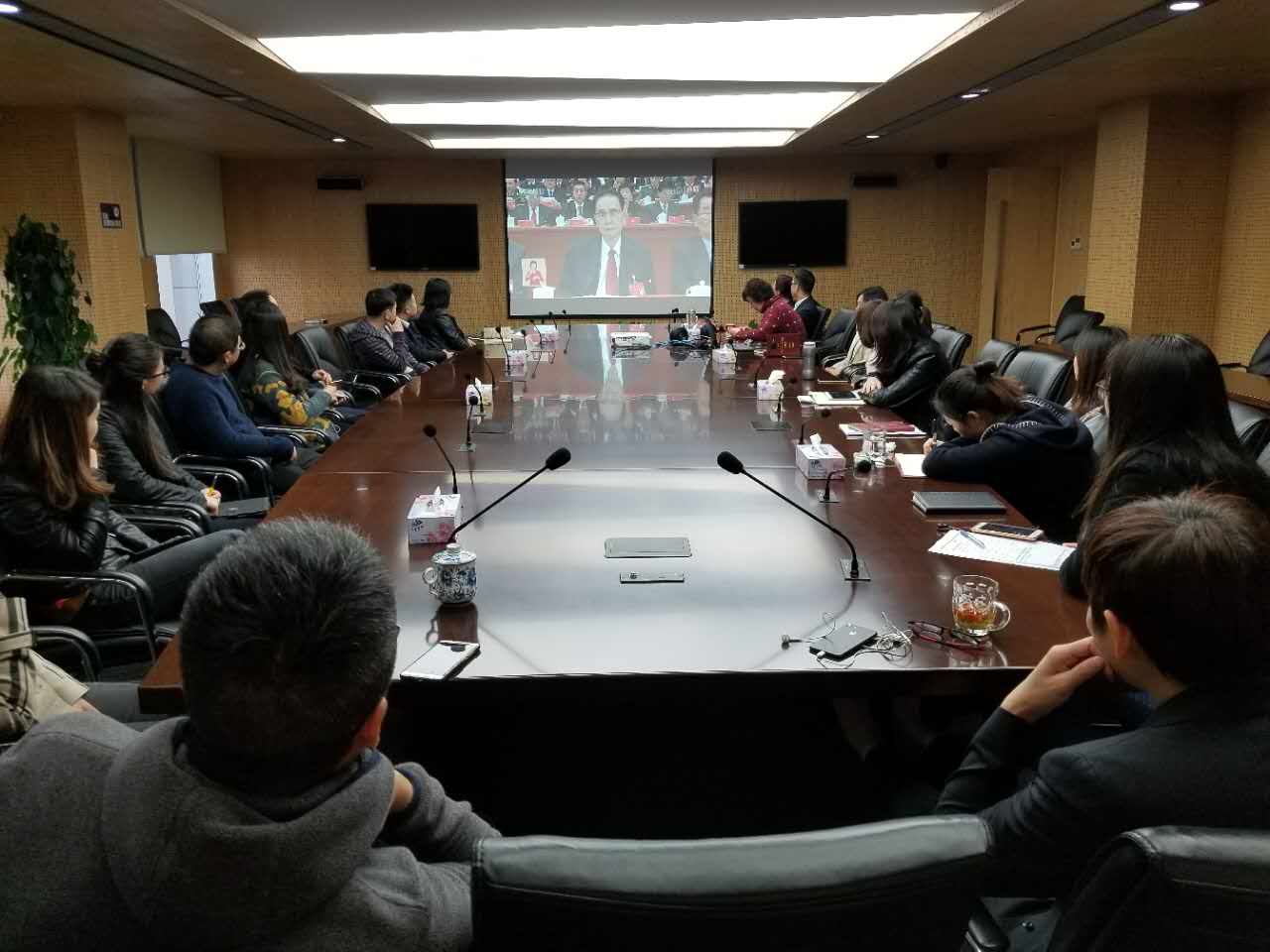 qmh球盟会组织党员干部集中收看党的十九大开幕式盛况