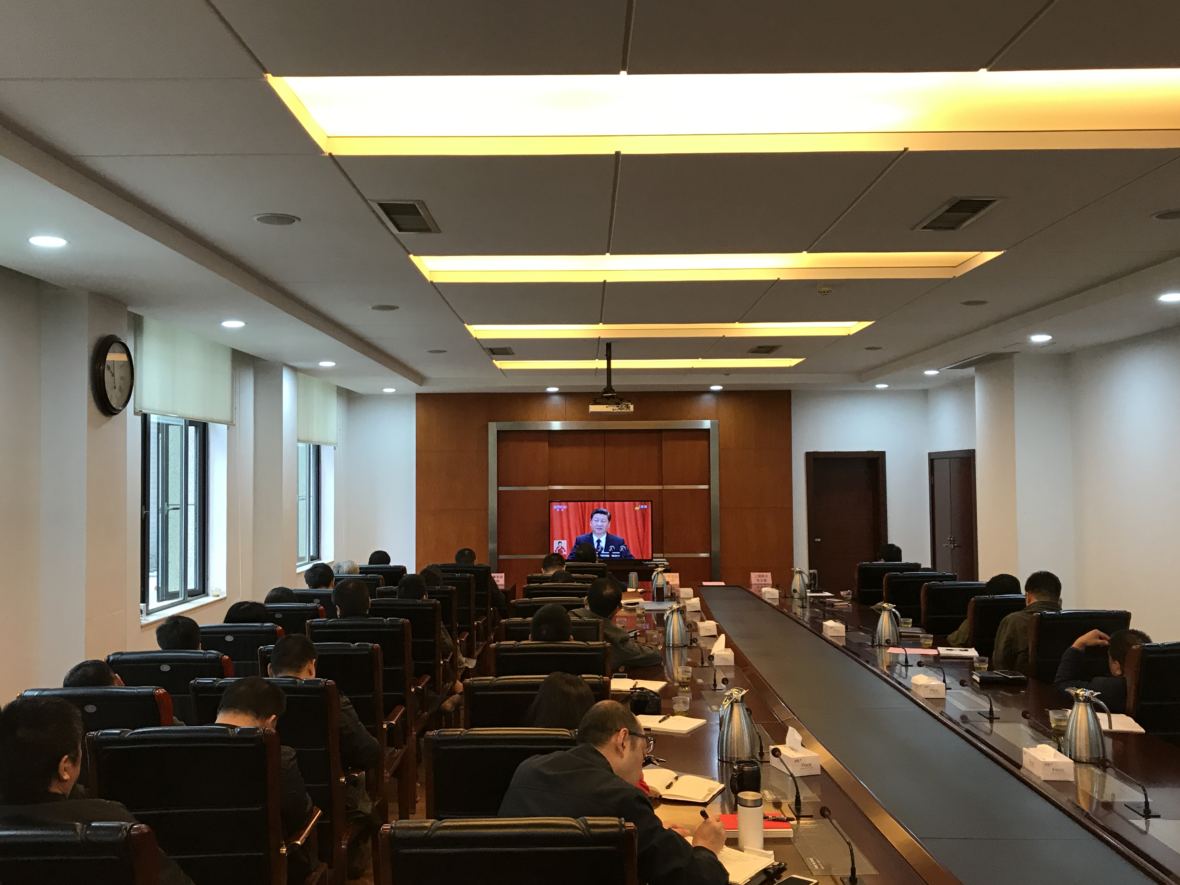 qmh球盟会组织党员干部集中收看党的十九大开幕式盛况