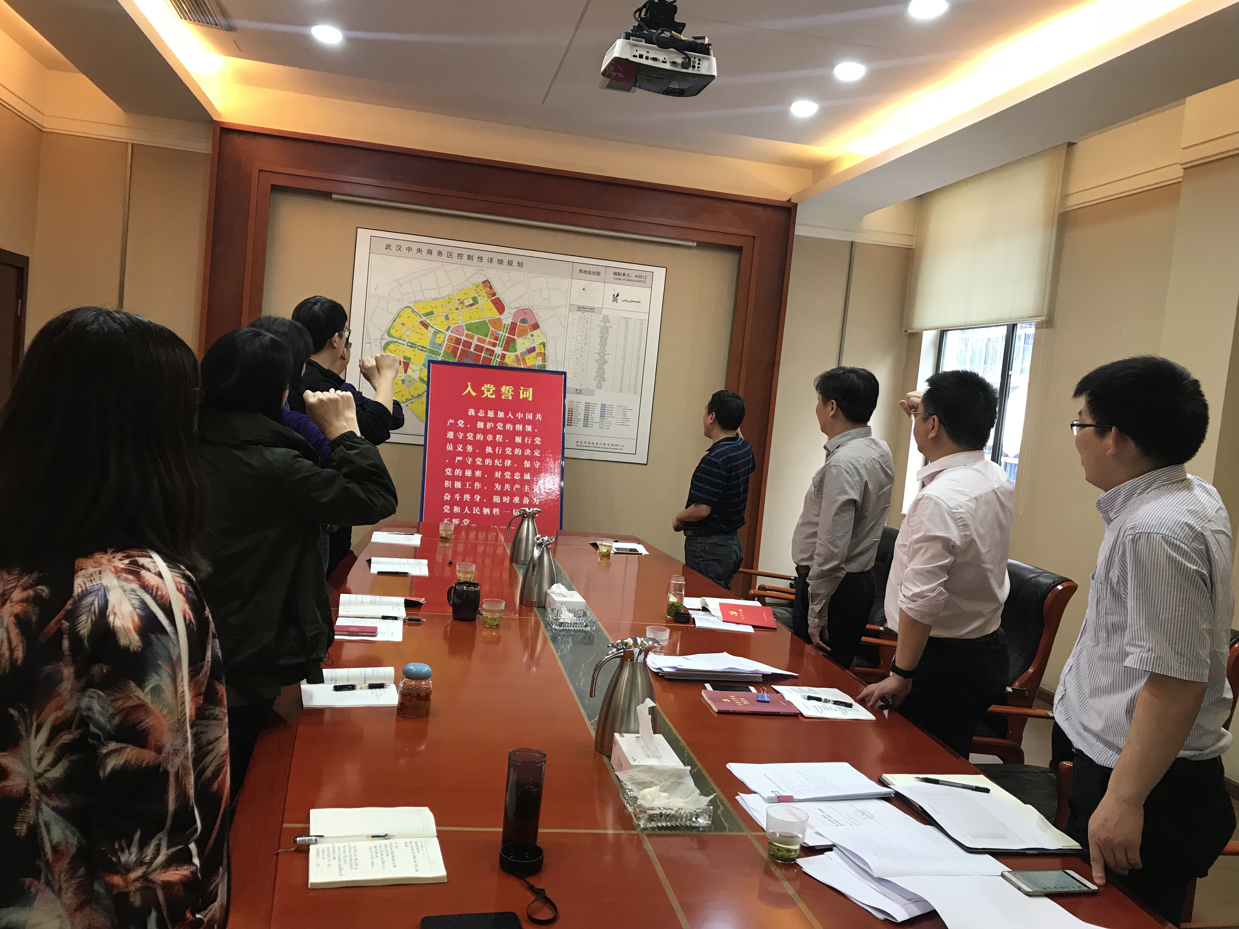 综合管理部党支部开展主题党日活动过“政治生日”,温誓词、忆初心,赠良言、送诤语