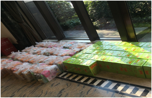 qmh球盟会所属中城公司组织开展“酷暑送清凉”慰问活动