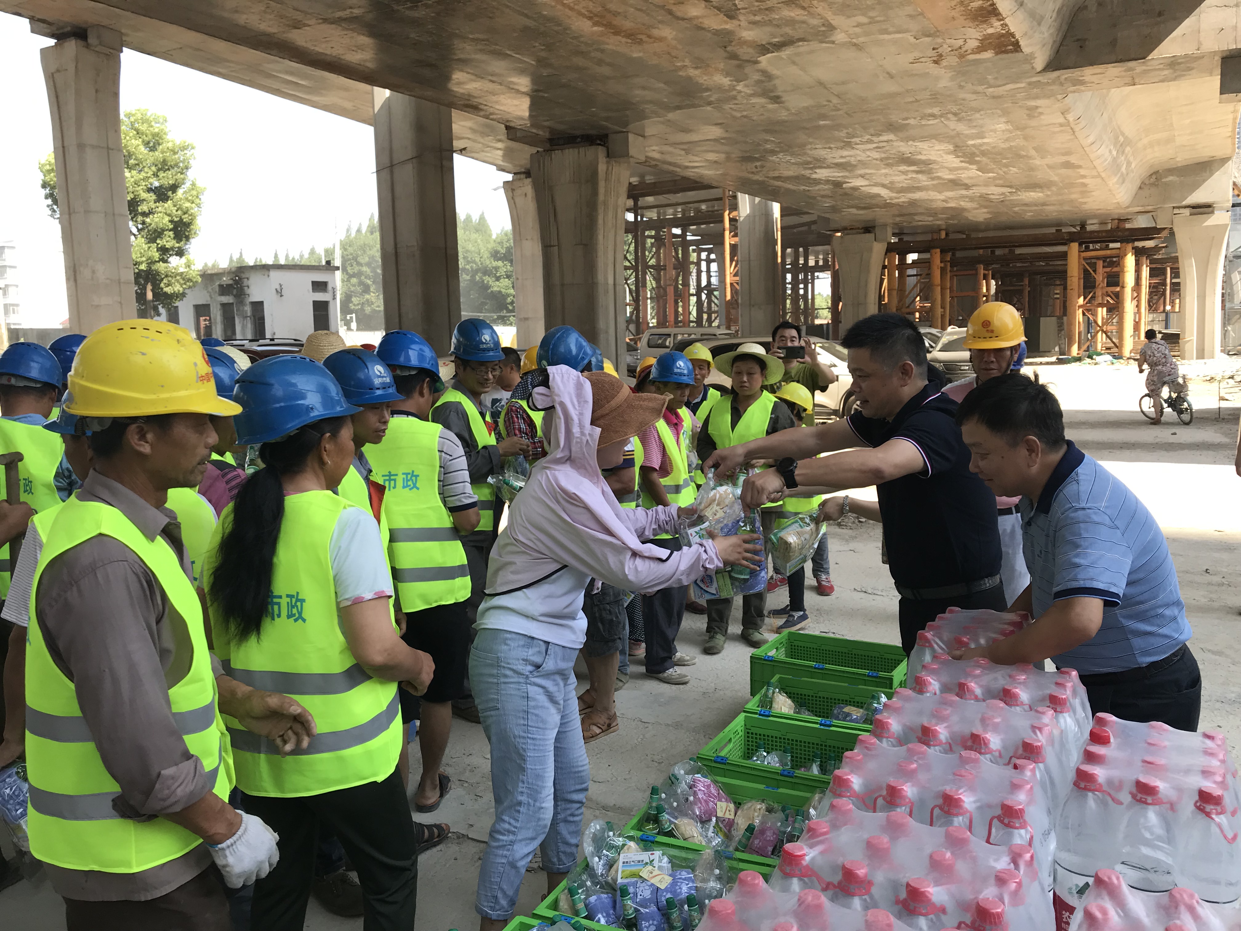 致敬！高温下的劳动者——qmh球盟会开展高温慰问送清凉活动