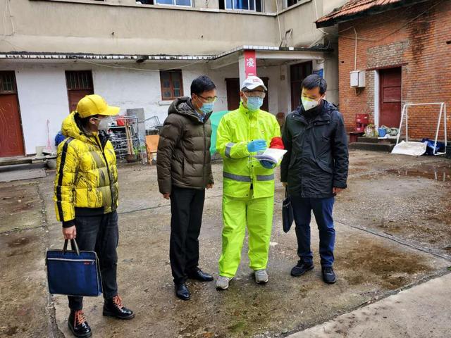 守初心担使命，让党旗飘扬在抗疫一线