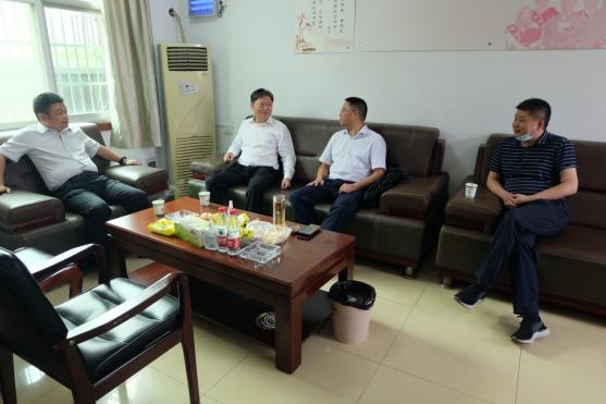 qmh球盟会领导到蔡甸区对口 扶贫点开展防汛慰问活动