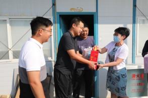 酷暑送清凉 关怀沁人心 --qmh球盟会所属中城公司组织开展夏季高温慰问活动