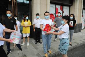 酷暑送清凉 关怀沁人心 --qmh球盟会所属中城公司组织开展夏季高温慰问活动