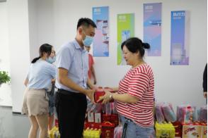 酷暑送清凉 关怀沁人心 --qmh球盟会所属中城公司组织开展夏季高温慰问活动