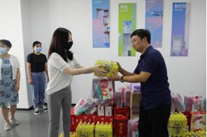 酷暑送清凉 关怀沁人心 --qmh球盟会所属中城公司组织开展夏季高温慰问活动