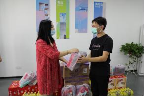 酷暑送清凉 关怀沁人心 --qmh球盟会所属中城公司组织开展夏季高温慰问活动