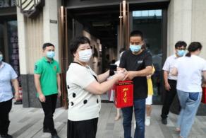 酷暑送清凉 关怀沁人心 --qmh球盟会所属中城公司组织开展夏季高温慰问活动